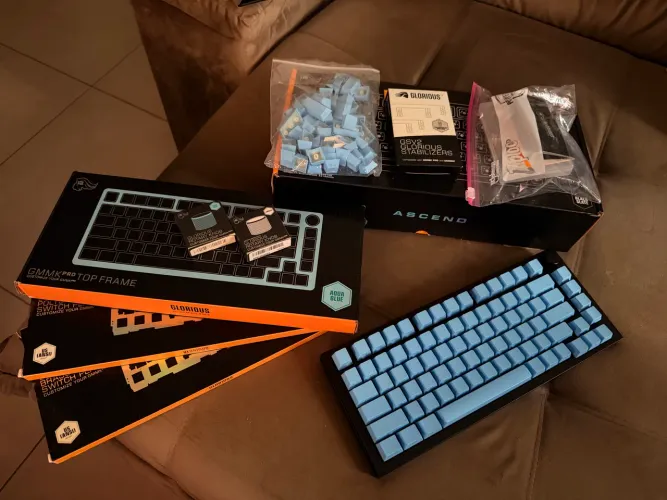Glorious GMMK Pro 75% - MMD Princess Switches + Kit Completo de Acessórios