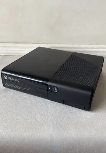 Xbox 360 Slim Preto Desbloqueado - Completo com Kinect e 46 Jogos