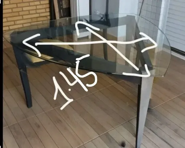 Mesa sem cadeiras 