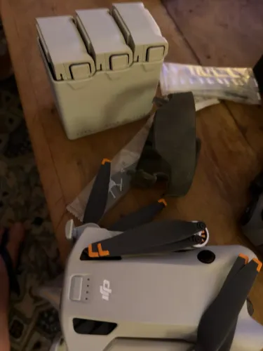 Mini drone Dji 4 com acessórios e tela.