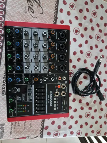 Mesa de som Soundvoice Mc6 em perfeito estado e pouco uso.