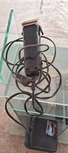 Vende se uma máquina de corta cabelo 