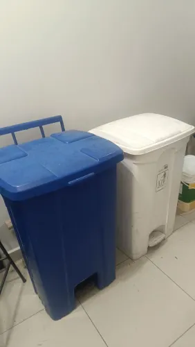 Vendo 2 lixeiras grande 100 reais cada