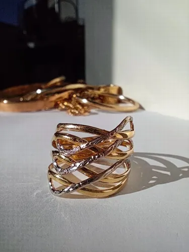 Anel "três ventos" (aros entrelaçados) Folhado