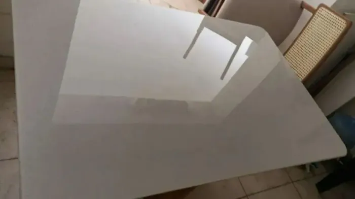 Mesa de jantar com quatro cadeiras.