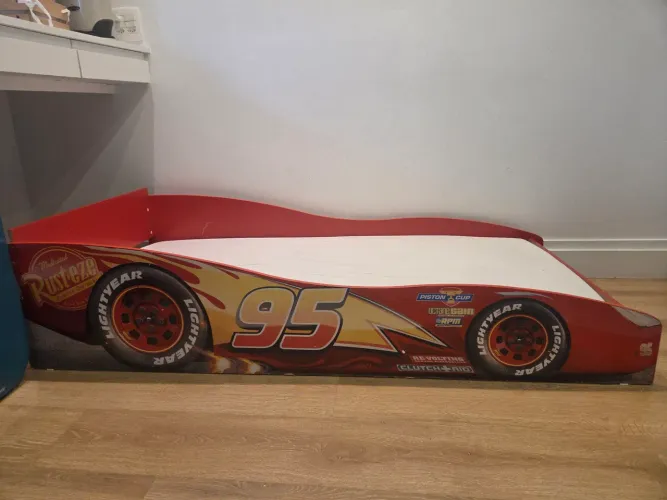 Cama infantil montessoriana do carro Mcqueen
