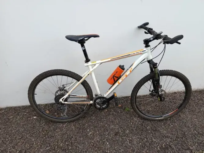 Vendo Bicicleta Mountain Bike (MTB) GT Avalanche Aro 26 - Tamanho L | 27 Marchas