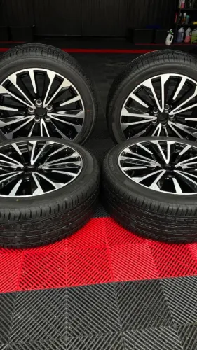 kit completo com 4 rodas de liga leve aro 17 + 4 pneus Yokohama, pronto para instalação.