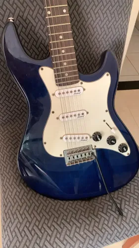 Guitarra sts100 strinberg semi nova com amplificador pequeno
