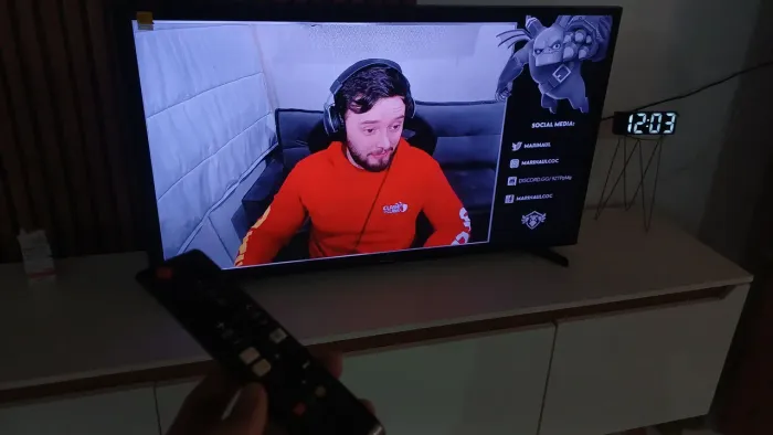 Smart tv 43 polegadas, com leve trinco no canto