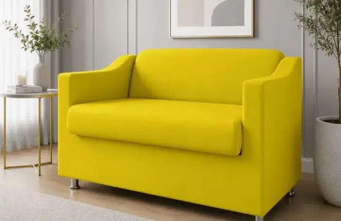 Poltrona Namoradeira. Nunca foi usada. Amarelo leveza para sua sala ou consultório