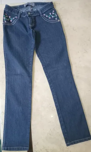 Calça jeans azul escuro bordada flores usada tam 40 Fikção