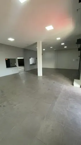 Alugo salão comercial com aprox.580m² na Avenida General Mello - Cuiabá - MT
