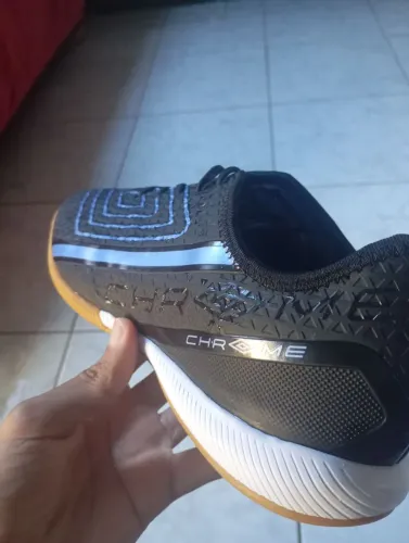 Estou vendendo essa chuteira 43-44 semi nova, somente 2 meses de uso original