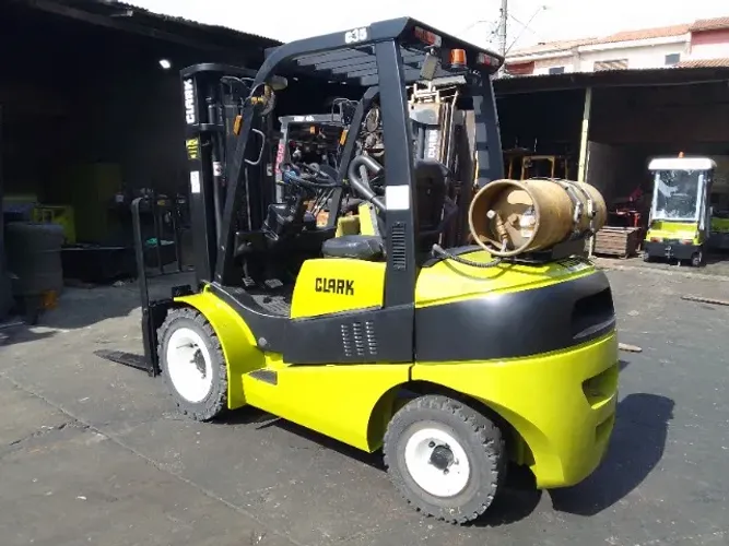 Empilhadeira Clark C35L Torre Triplex 4.800mm Capacidade 3.500Kg GLP