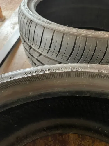 Par de Pneus 225/35R19 novos