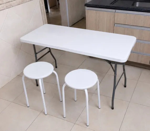 ? VENDO MESA DOBRÁVEL + 2 BANCOS - R$ 300,00