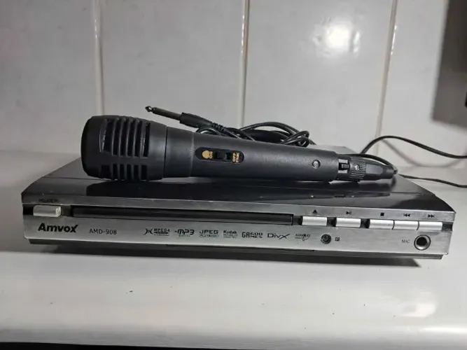 DVD Karaoke Amvox, ja vem com microfone e cabos, só nao tenho mais o controle remoto, func