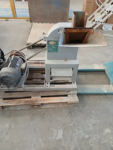 DESINTEGRADOR/ TRITURADOR CREMASCO COM MOTOR 10CV TRIFASICO E MOEGA