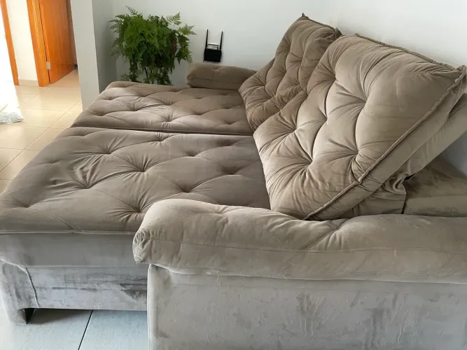 Vende-se um sofá retrátil .