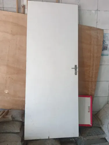 Porta de quarto semi nova.150,00 acompanha fechadura com chave e as dobradiças.