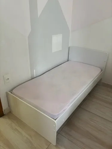 Cama infantil mdf seminova branca com colchão e lençóis!