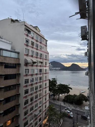 Apartamento reformado com vista lateral para o mar na quadra da Praia de Icaraí