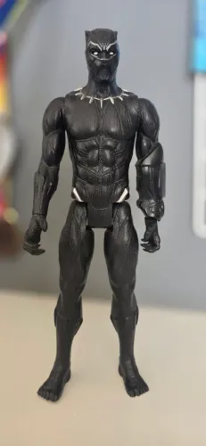 boneco de ação do Pantera Negra da série Marvel Titan Hero. Usado
