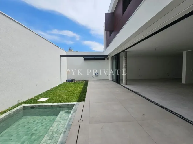 Residência Suspensa de Altíssimo Padrão: Luxo Moderno e Exclusividade em condomínios fecha