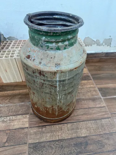 Lata de leite antiga sem alças