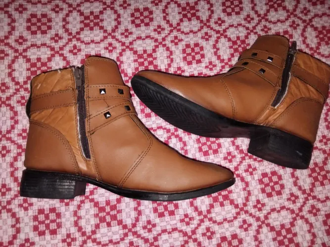 Vendo bota semi nova n 36,50 reais