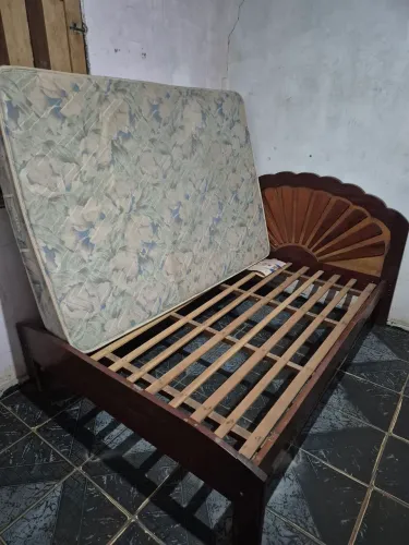 Vendo cama de madeira, tm 130,mt usada más em bom estado 