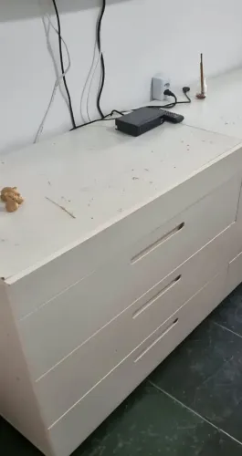 Cômoda com três gavetas e rodinhas em MDF