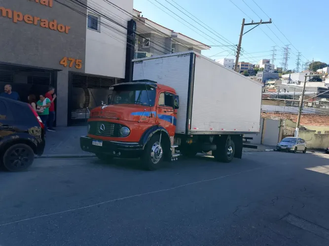 Caminhão Mercedes-Benz LA 1113 Baú