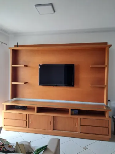 Painel com Rack em madeira maciça