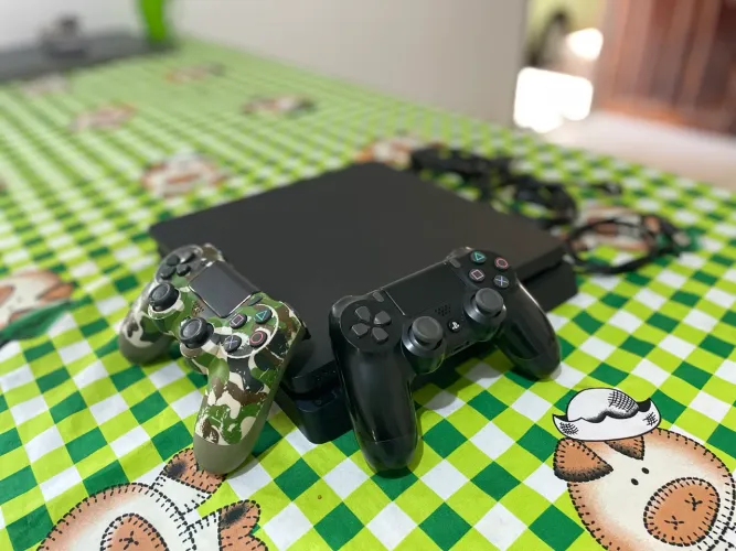 PS4 Slim 1TB + 2 Controles Originais Sony
