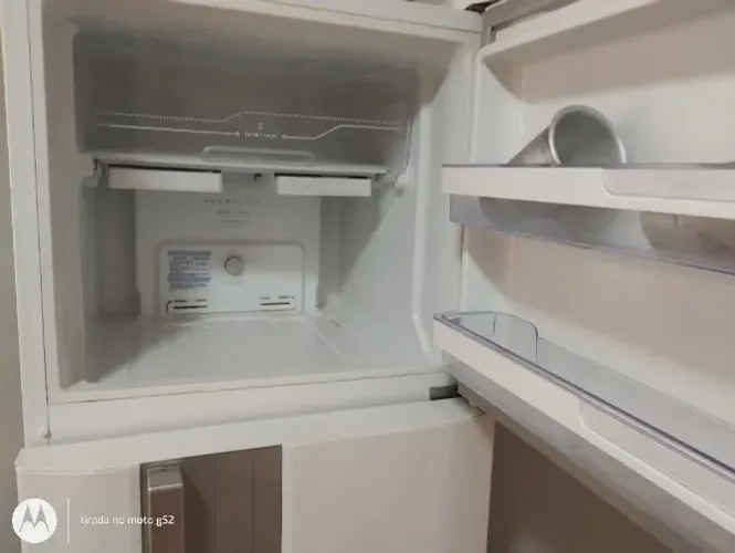 Geladeira fost free Electrolux ATENÇÃO VOLTAGEM 220 volts.
