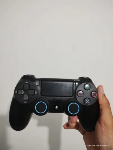 Vendo vídeo game ps4 slim de 1 TB seme novo