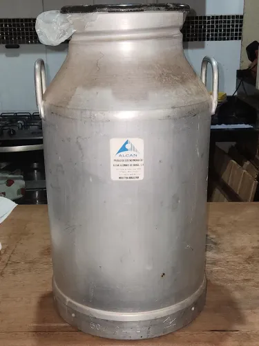 Tambor de leite, em alumínio, 50 litros. Pouco usado. Bem conserva aspecto de novo.