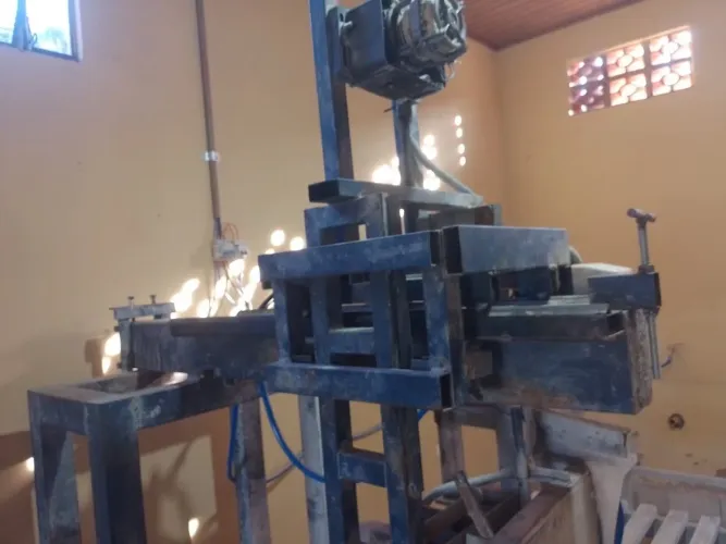 Vendo maquina de marmore troco por moto carro terreno .
