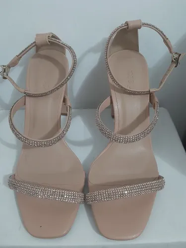 Sandália de salto Rosé com Strass prego