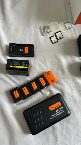 Vendo Câmera Sony ZV - E10 + Gimbal e Caixa