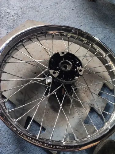 Roda Lander traseira com raios novos e desenpenada