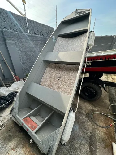 Barco de alumínio com motor
