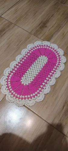 Tapete de crochê rosa com cru, lindo para enfeitar!