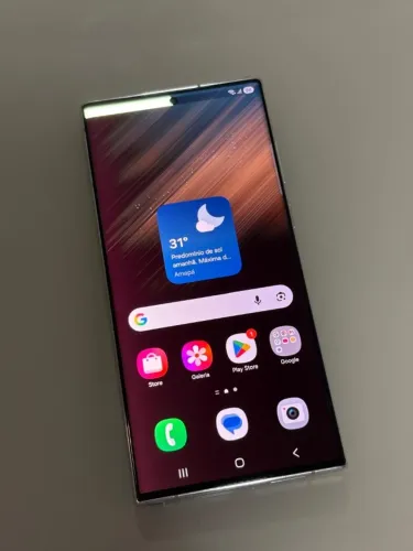 Celular Samsung Galaxy S22 Ultra com essa linha no visor