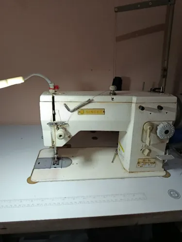 Máquina de costura reta zigzag Singer, ,e uma máquina de corte.