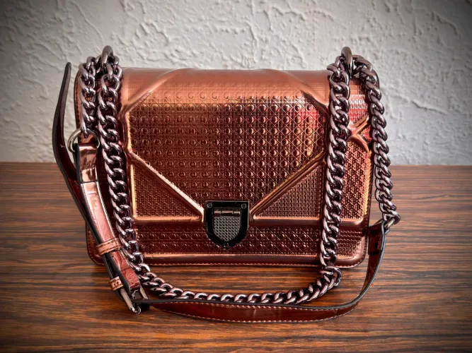 Bolsa metalizada rosé com corrente