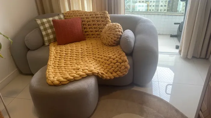 Sofá com puf cinza novíssimo 2x0,85m boucle