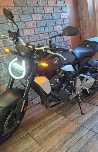 Cb 1000 R 2024 sem detalhes praticamente o Km